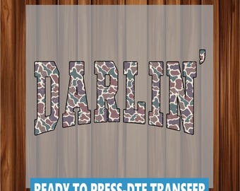 Klaar om te drukken Darlin' Camo, College-lettertype DTF-overdracht: hittepersontwerp