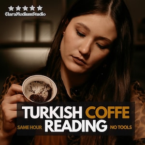 Puede incluir: Una mujer sostiene una taza de café blanca con posos de café en su interior. La imagen tiene el texto "TURKISH COFFEE READING" y "SAME HOUR NO TOOLS". La imagen también tiene el texto "ClaraMediumStudio" y cinco estrellas.