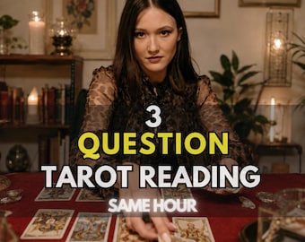 Könnte beinhalten: Ein 3-Fragen-Tarot-Leseservice mit einer Person in einem Oberteil mit Leopardenmuster an einem roten Tisch mit ausgelegten Tarotkarten. Der Text 3 QUESTION TAROT READING SAME HOUR ist in Gelb und Weiß über das dunkle Setting gelegt.