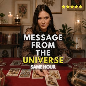Peut inclure: Une personne aux longs cheveux bruns portant un chemisier à motif léopard marron, assise devant une table rouge recouverte de cartes de tarot. Le texte MESSAGE FROM THE UNIVERSE SAME HOUR est superposé en blanc et jaune, avec cinq étoiles jaunes.