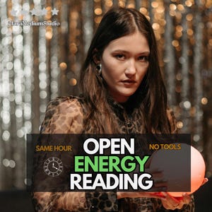 Może przedstawiać: Kobieta z długimi brązowymi włosami trzyma świecącą kulę. Obraz zawiera tekst "OPEN ENERGY READING" z dodatkowym tekstem wskazującym "SAME HOUR" i "NO TOOLS". Tło ma efekt bokeh.