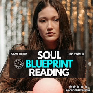 Könnte beinhalten: Eine Frau mit langen braunen Haaren steht im Mittelpunkt des Bildes, mit dem Text "SOUL BLUEPRINT READING". Der Text ist in Weiß und Türkis gehalten. Das Bild enthält auch die Wörter "SAME HOUR" und "NO TOOLS".