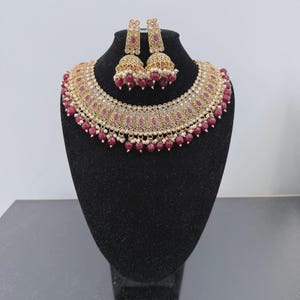 Rubin Rot Braut Choker Set Indische pakistanische Hochzeit Schmuck Gold Statement Halskette Set | Perle Tropfen Ohrringe Braut Accessoires