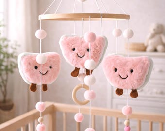 Giostrina rosa per la cameretta, giostrina in peluche per neonati, giostrina a forma di cuore, regalo per baby shower per bambina.
