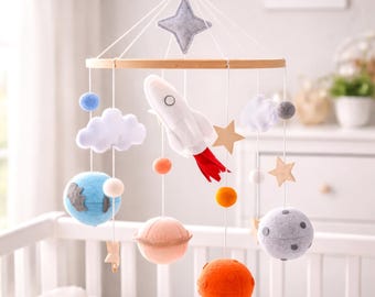 Giostrina per culla, decorazione per la cameretta, luna e stelle in feltro effetto legno, giostrina neutra per la cameretta, regalo per baby shower, decorazione per la stanza del neonato.