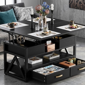 Puede incluir: Una mesa de centro negra multifuncional con tapa elevable y almacenamiento. La mesa presenta un diseño cuadrado con acabado mate, cajones y estanterías abiertas. La mesa está decorada con manteles individuales, velas y un jarrón con flores.