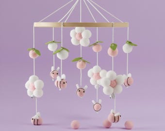 Mobiletto per culla con fiori, mobiletto per neonati con palline di feltro, decorazione per cameretta con api rosa e bianche, mobiletto per culla con fiori primaverili, regalo fatto a mano per neonata