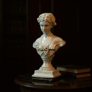 Venus Bust Statue: Faux Marble Roman Goddess Sculpture