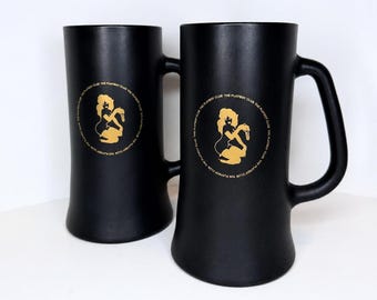 Canecas de cerveja vintage do Playboy Club, par, com logotipo preto e dourado.