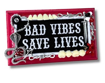 Arte de parede com técnica mista: "Bad Vibes salvam vidas" - Decoração inspirada no punk