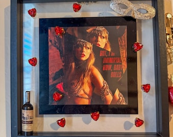 Taylor Swift The Life of a Showgirl "Immortal Now, Baby Dolls" Shadow Box | Arte de parede para fãs da Taylor Swift | Expositor de colecionador feito à mão