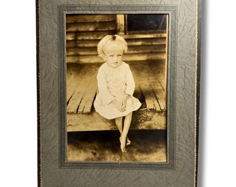 Fotografia antiga em sépia de retrato infantil | Fotografia montada do início do século XX | Decoração primitiva americana | Arte de parede estilo Dark Academia