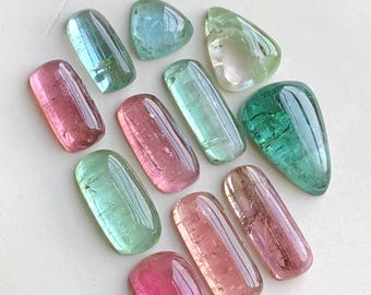 16,60 ct flerfärgade turmalin cabochoner i platta svarta partier