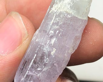 ライトグリーンのクンツァイトクリスタル：天然のターニングストーン