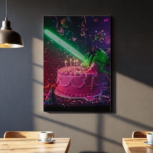 Può includere: Stampa su tela di una torta di compleanno rosa tagliata da una motosega verde con una lama luminosa. Coriandoli e stelle filanti riempiono l'aria, con candele accese sopra. L'immagine ha uno schema di colori scuri e vibranti.