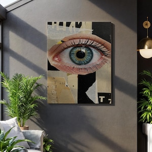 Puede incluir: Una impresión en lienzo que presenta un primer plano de un ojo humano con iris azul y dorado, sobre un collage de papel rasgado y formas negras. El ojo tiene largas pestañas oscuras y está sobre un fondo neutro.