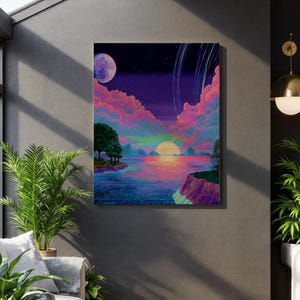 Könnte beinhalten: Ein lebendiger Leinwanddruck, der einen Sonnenuntergang über einem Gewässer darstellt, mit einem großen Mond und Planetenringen am Himmel. Das Kunstwerk zeigt rosa und lila Wolken, eine gelbe Sonne und ein gitterartiges Muster auf dem Wasser, was eine Retro-Ästhetik erzeugt.