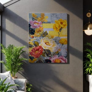 以下が含まれることがあります： 黄色、ピンク、赤の花が描かれた花のキャンバスプリント。アートワークは、黄と灰色のセクションを持つパッチワークの背景があり、テクスチャード加工された外観を作り出しています。花はさまざまな色合いで詳細に描かれています。