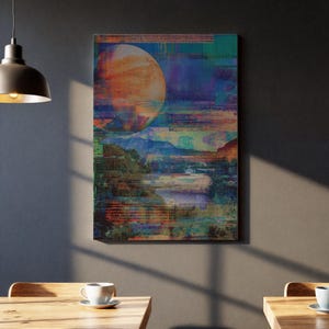 Może przedstawiać: Abstrakcyjny wydruk artystyczny przedstawiający dużą pomarańczową planetę w kolorowym krajobrazie w stylu glitch. Grafika zawiera góry, zbiornik wodny i żywe niebo z odcieniami niebieskiego, fioletowego i zielonego. Wydruk jest wyświetlany na ścianie.