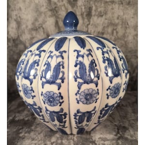 Blue & White Porcelain Ginger Jar With Lid Floral Pattern