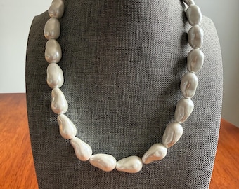 Pearl necklace+shell pearl necklace+baroque pearl necklace+baroque pearl+pearls+ white pearl necklace+ shell pearls