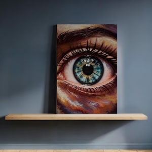 Puede incluir: Pintura en primer plano de un ojo humano, que muestra detalles intrincados. El iris es una vibrante mezcla de azul y verde, con una pupila oscura. Largas y oscuras pestañas enmarcan el ojo, y la piel circundante tiene tonos cálidos y terrosos. La obra de arte se exhibe en una estantería de madera.