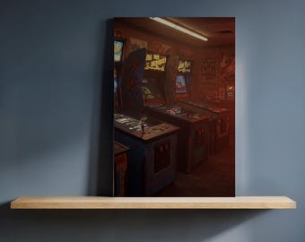 Puede incluir: Una escena de arcade retro con varias máquinas recreativas clásicas. Las máquinas tienen pantallas coloridas e iluminadas por luces fluorescentes. Carteles y letreros adornan las paredes, creando un ambiente nostálgico.