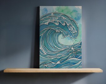 Può includere: Una stampa su tela raffigurante un'onda oceanica stilizzata nei toni del blu e del bianco, con un lavaggio ad acquerello verde e blu sullo sfondo. L'opera d'arte è esposta su una mensola di legno contro un muro blu scuro.