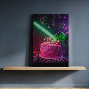 Può includere: Immagine vibrante di una torta di compleanno rosa tagliata da una motosega verde neon. La torta ha diverse candele accese ed è decorata con zuccherini. Coriandoli e stelle filanti riempiono lo sfondo, creando un'atmosfera festosa.
