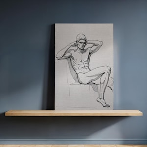 Puede incluir: Boceto en blanco y negro de una figura sentada con los brazos detrás de la cabeza. La obra de arte está sobre lienzo, expuesta en una estantería de madera contra una pared azul. La figura es desnuda, con líneas detalladas.