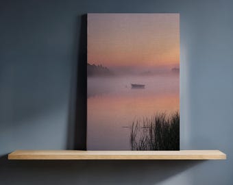 Nebel über See-Boots-Leinwand-Kunst, ruhige Sonnenaufgangs-Landschaft mit weichem Pastellhimmel, gerahmte Naturszene für friedliche Hauswand-Dekor