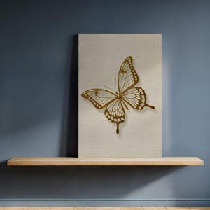 Stampa su tela con farfalla dorata, elegante silhouette di insetto su beige neutro, stampa minimalista con cornice, ideale per interni boho, moderni o tranquilli.