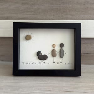 Cuadro con piedras – Familia con bebé | Arte decorativo hecho a mano (15x20 cm)