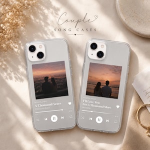 Könnte beinhalten: Zwei transparente Handyhüllen mit benutzerdefinierten Musik-Player-Oberflächen. Die linke Hülle zeigt ein Foto eines Paares bei Sonnenuntergang mit dem Text A Thousand Years von Christina Perri. Die rechte Hülle zeigt ein Paar am Strand mit dem Text I'll Love You For A Thousand More von Westlife, inklusive Wiedergabesteuerung.