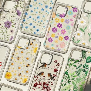 Peut inclure: Une collection d'étuis de téléphone transparents avec divers motifs floraux et naturels. Les étuis présentent des marguerites, des abeilles, des oiseaux et d'autres éléments botaniques aux couleurs vives. Les étuis sont conçus pour un smartphone.