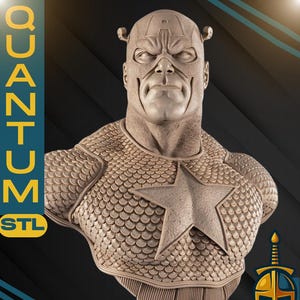 Può includere: Busto dettagliato di Captain America in un colore neutro, con una stella sul petto e un motivo a scaglie strutturato sulle spalle. L'immagine include il testo "QUANTUM STL" e "1/4 SCALE". È presente anche un logo con una spada e un elmo.