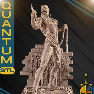 Könnte beinhalten: Detaillierte, hellfarbene Statue einer humanoiden Figur, die eine Kette hält und auf einem dekorativen Sockel steht. Die Statue ist im Maßstab 1:6 und trägt die Aufschrift "QUANTUM STL" und "SOULPS". Die Figur posiert vor einer bröckelnden Mauer.