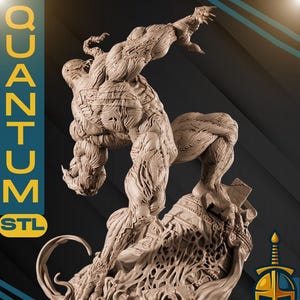 Könnte beinhalten: Eine detaillierte beige Skulptur von Venom in einer dynamischen Pose, mit dem Text "QUANTUM STL" und "1/6 SCALE". Die Skulptur steht auf einem detaillierten Sockel, mit dem Wort "VENOM" an der Basis. Die Skulptur hat ein Logo mit der Aufschrift "SOULPS".