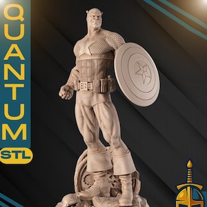 Può includere: Statua beige in scala 1/6 di Captain America con il suo scudo. La statua è su una base rocciosa con il logo degli Avengers. La parola "QUANTUM" è scritta verticalmente sul lato sinistro dell'immagine.