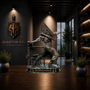 Könnte beinhalten: Detaillierte Statue der Figur Pyramid Head aus Silent Hill 2, dynamisch posiert. Die Figur trägt ein zerfetztes, blutbeflecktes Outfit mit einem großen, rostigen pyramidenförmigen Helm. Auf dem Sockel steht "SILENT HILL 2". Der Hintergrund zeigt das Logo "QUANTUM STL".