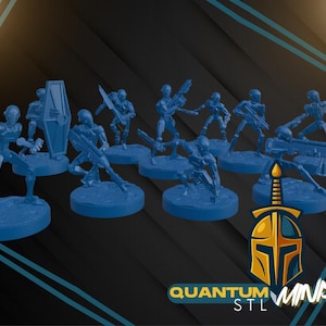 Könnte beinhalten: Eine Sammlung blauer Miniaturfiguren, die futuristische Soldaten in verschiedenen Actionposen darstellen. Einige Figuren halten Waffen, andere tragen Schilde. Das Logo "QUANTUM MINIS STL" ist unten rechts zu sehen.