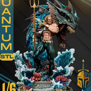 Puede incluir: Estatua detallada a escala 1/6 de Aquaman, sosteniendo un tridente dorado, con una expresión feroz. La figura se alza sobre una base con elementos temáticos oceánicos, incluyendo coral y olas estilizadas. La estatua presenta una criatura parecida a un dragón.