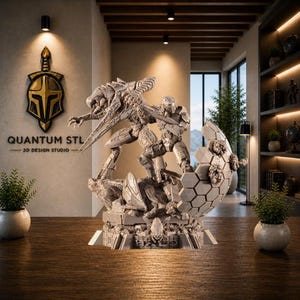 Puede incluir: Una detallada escultura gris de dos figuras futuristas en combate, sobre una base geométrica agrietada. La escultura está sobre una mesa de madera, con pequeñas plantas en macetas a ambos lados. La pared detrás de la escultura tiene un logotipo que dice "QUANTUM STL 3D DESIGN STUDIO".