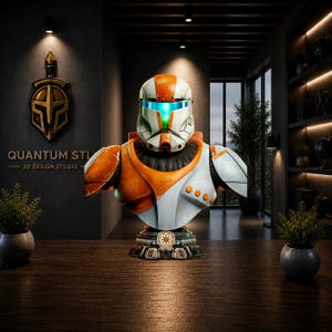 Puede incluir: Un busto detallado de un casco y pieza de armadura de clone trooper con un esquema de color blanco y naranja y una visera azul brillante. La figura está montada sobre una base circular con un emblema dorado y muestra texturas desgastadas.
