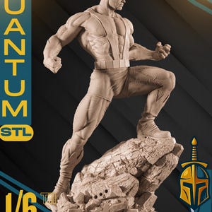 Puede incluir: Figura de superhéroe de color beige en una pose dinámica, de pie sobre una base rocosa. La figura es musculosa y detallada, con un casco y un cinturón. La base presenta el logotipo de los Vengadores y el texto "1/6 SCALE". La palabra "QUANTUM" está escrita verticalmente.