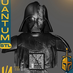 Könnte beinhalten: Eine schwarz-graue Büste von Darth Vader mit dem Text "QUANTUM STL" und "1/4 SCALE". Die Büste zeigt Vaders Helm und Gesicht, wobei eine Seite beschädigt ist. Die Basis trägt den Text "DARTH VADER" und ein Logo.