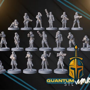 Könnte beinhalten: Eine Sammlung grauer Miniaturfiguren von Soldaten in verschiedenen Posen. Die Figuren stehen auf runden Sockeln und sind wahrscheinlich für Tabletop-Spiele oder Ausstellungen gedacht. Das Logo "QUANTUM MINIS STL" ist sichtbar.