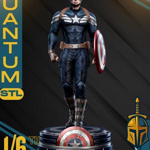 Pode incluir: Figura detalhada do Capitão América de "O Soldado Invernal" em uma base circular. A figura está em uma pose dinâmica, segurando seu escudo icônico. A base apresenta o texto "Captain America" e "1/6 Scale".