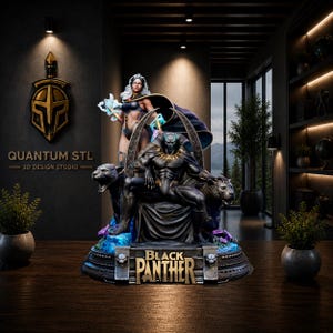 Può includere: Una statua dettagliata stampata in 3D con Black Panther seduto su un trono, con Tempesta dietro di lui. La statua è prevalentemente nera, con accenti blu e oro. La base recita "Black Panther". Il logo Quantum STL è visibile.
