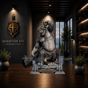 Puede incluir: Estatua detallada impresa en 3D de un trol de El Señor de los Anillos, empuñando un martillo. La estatua gris está sobre una base con las palabras "Lord of the Rings". El fondo incluye el texto "QUANTUM STL 3D DESIGN STUDIO."